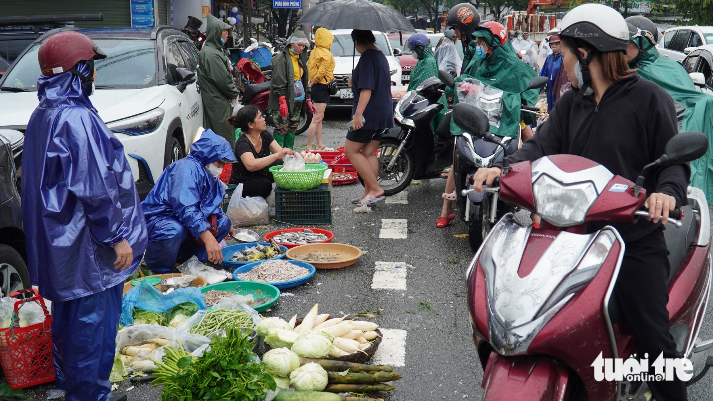 雨刚停,顺化市民蜂拥购买药品和面包